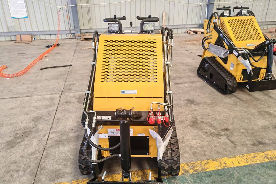 Китайский мини-погрузчик с бортовым поворотом на выставке на заводе-изготовителе 11